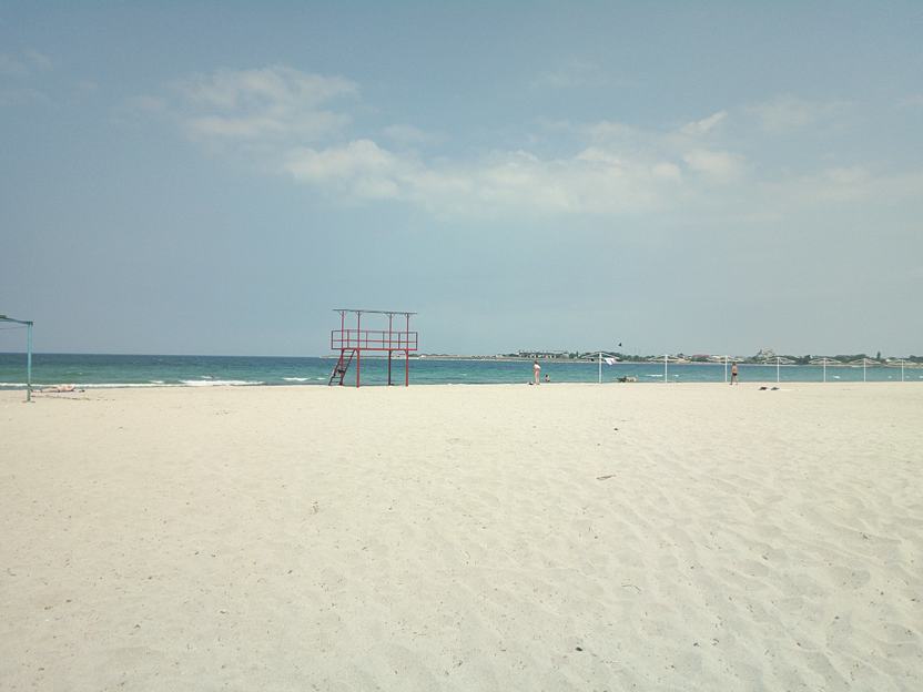 Песочный городской пляж в пос. Черноморское