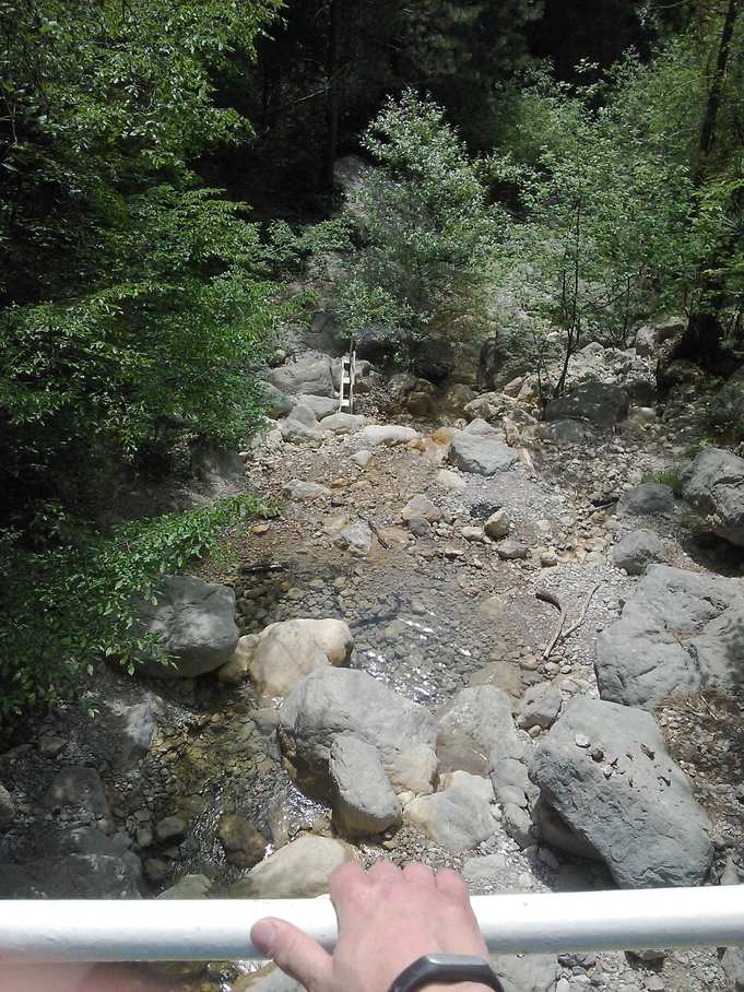 В самом начале Боткинской тропы протекает несколько чистых горных рек. Сейчас они представляют собой небольшие ручейки